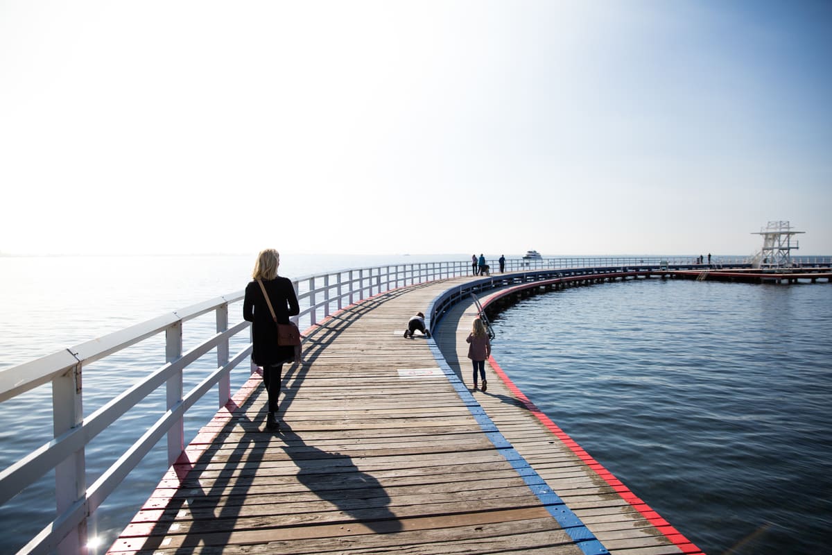 Walking the Geelong waterfront boardwalk